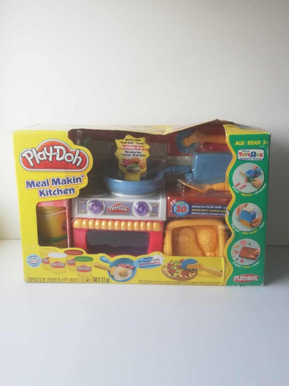 Never Used Vintage Play-Doh Meal Makin' Kitchen Playset (2008)